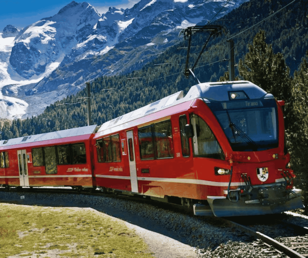 Bernina Express rojo sobre un viaducto alpino.