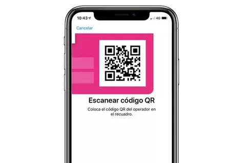 primer plano de un teléfono mostrando el código QR de eSIM.