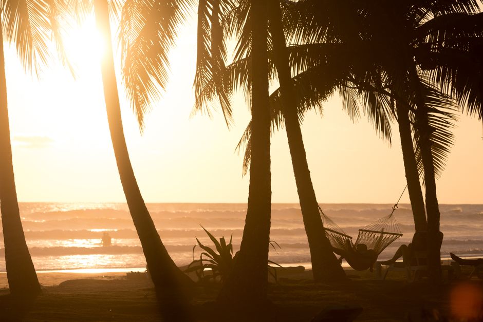 Costa Rica en 12 días: naturaleza, volcanes y playas Playa tropical en Costa Rica al atardecer
