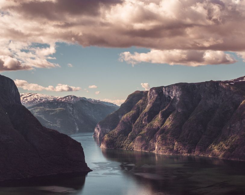 Vista panorámica de los fiordos en Noruega con montañas y agua