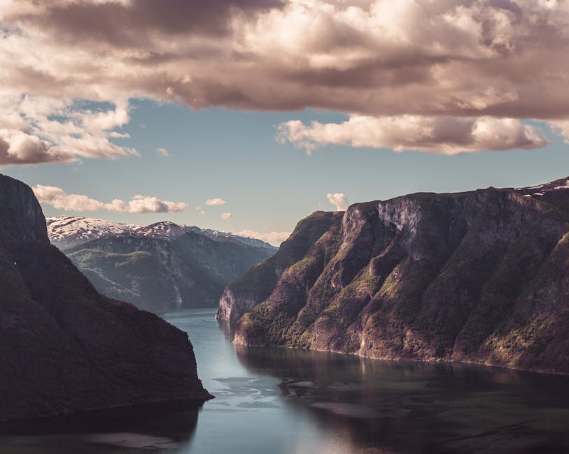 Vista panorámica de los fiordos en Noruega desde un mirador