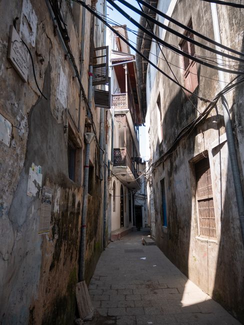 Safari Tanzania y Zanzíbar: ruta ideal para parejas y lunas de miel Calle de Stone Town en Zanzíbar con arquitectura histórica