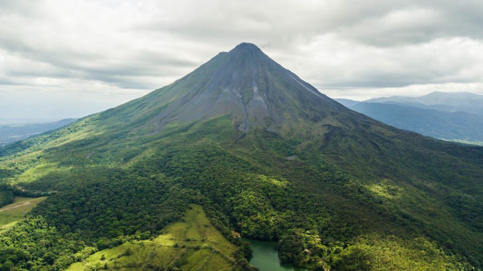 Vista aérea de volcán y bosque en Costa Rica