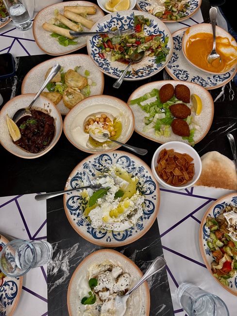 Jordania en 7 días: ruta por Petra, Wadi Rum y Mar Muerto Mesa con mezze jordano, platos tradicionales