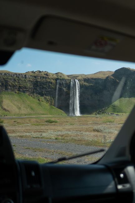 Cascada en Islandia vista desde la carretera, paisaje natural