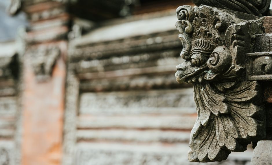 Bali a medida: ruta de 10 días entre templos, arrozales y playa Detalle de tallas en un templo balinés en Indonesia