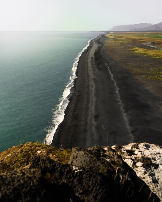 Playa de arena negra en Islandia con columnas basálticas