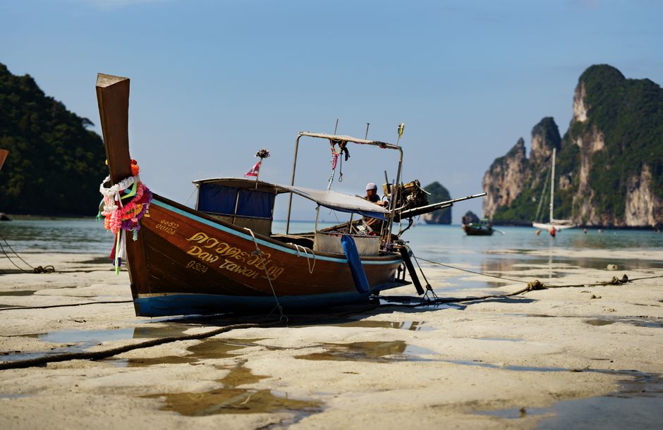 Barca tradicional en una playa de Tailandia al atardecer