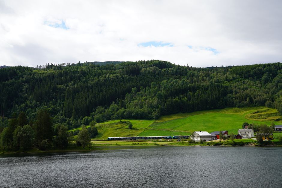 Tren panorámico atravesando un paisaje montañoso en Noruega