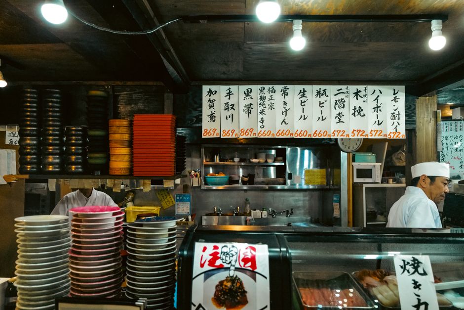 Viajar a Japón por primera vez: consejos prácticos para organizar el viaje Mostrador de mercado de sushi en Japón, detalle gastronómico