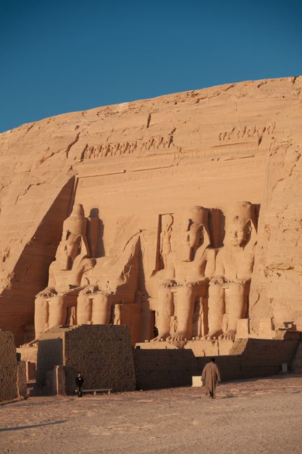 Egipto en 8 días: itinerario con crucero por el Nilo Fachada del templo de Abu Simbel al atardecer, Egipto