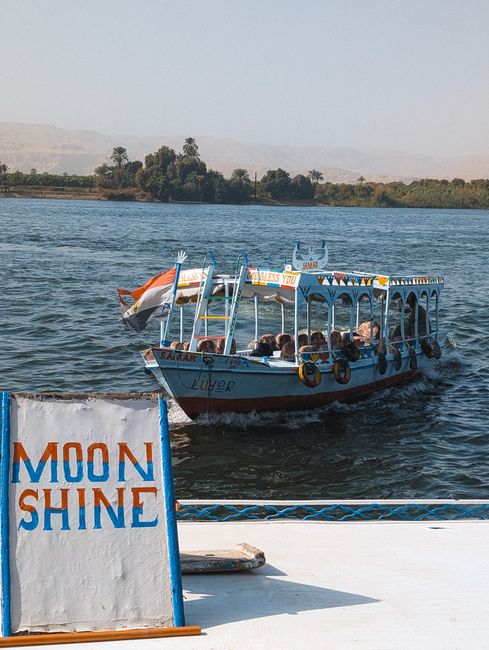 Crucero por el Nilo al amanecer en Luxor, Egipto