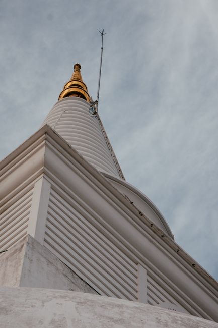 Sri Lanka en 12 días: templos, tren escénico y playas Templo budista con estupa dorada en Sri Lanka
