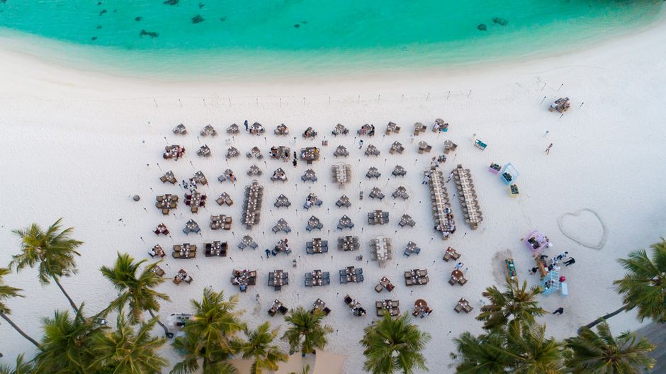 Maldivas a medida: cómo elegir la isla y el resort ideal Cena junto a la playa en un resort de Maldivas