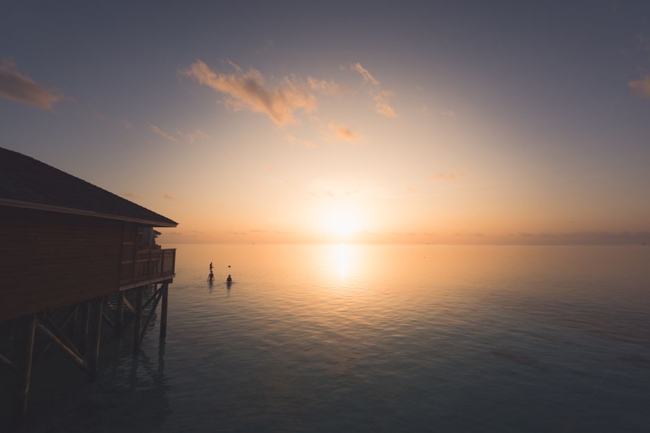 Maldivas a medida: cómo elegir la isla y el resort ideal Villas sobre el agua al atardecer en Maldivas a medida