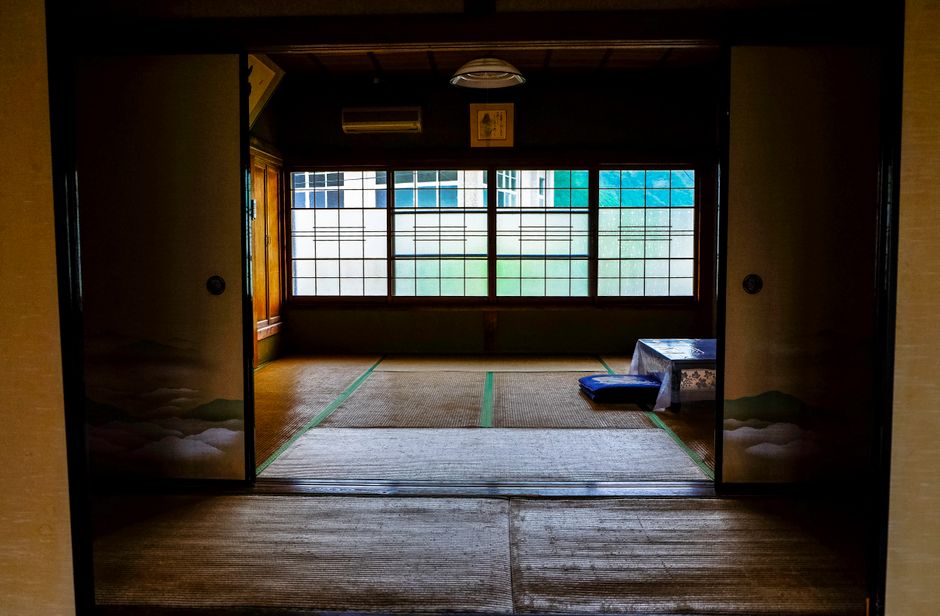 Japón en 15 días: ruta a medida entre ciudades, tradición y alojamientos con encanto Habitación tradicional en un ryokan japonés con tatami