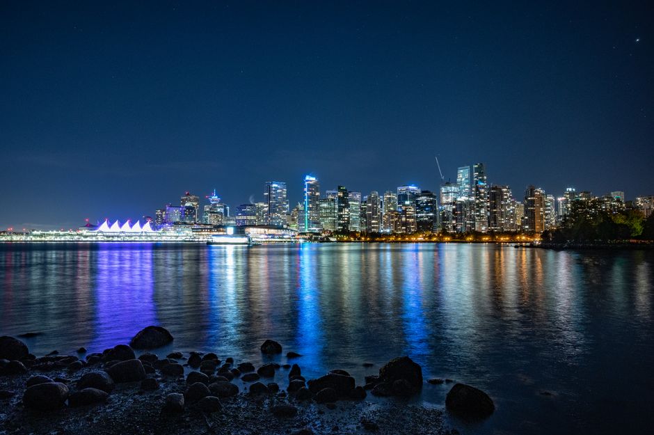 Canadá en 12 días: Rocosas, Vancouver y lagos turquesa Paseo junto al mar con skyline de Vancouver al fondo