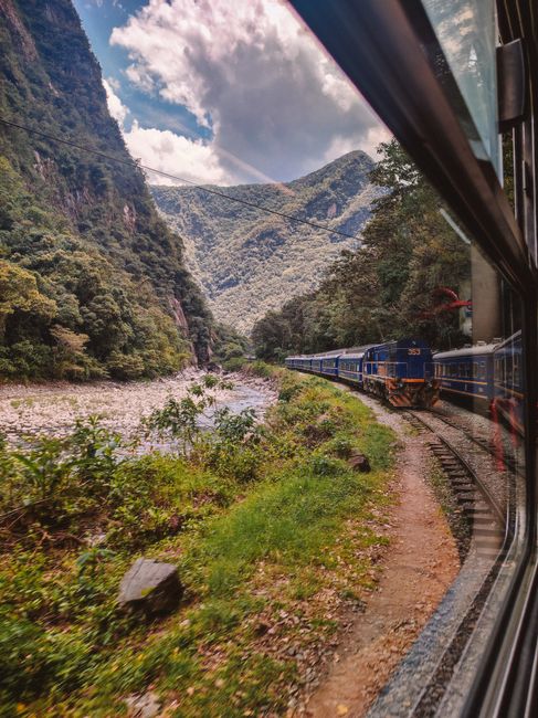 Tren escénico entre montañas en Perú