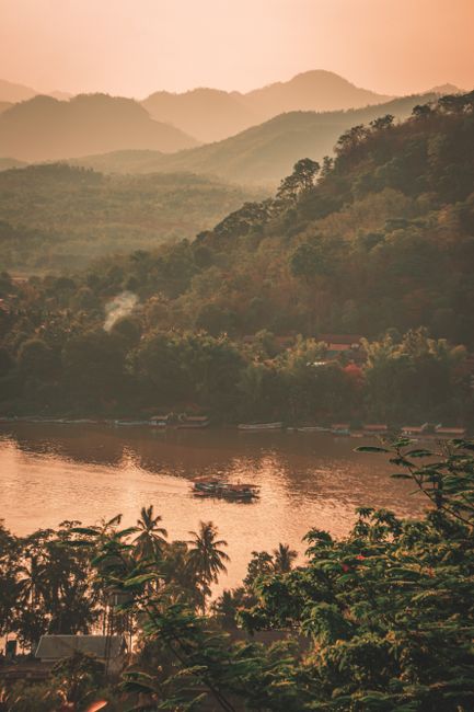 Laos y Camboya en 12 días: templos, ríos y cultura del sudeste asiático Templo y río Mekong en Luang Prabang, Laos