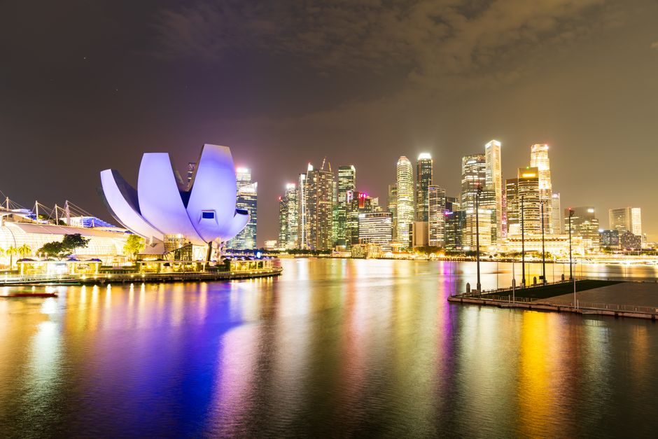 Singapur y Malasia en 10 días: ciudad, selva, cultura y playa Horizonte de Singapur con Marina Bay al atardecer — Singapur y Malasia en 10 días