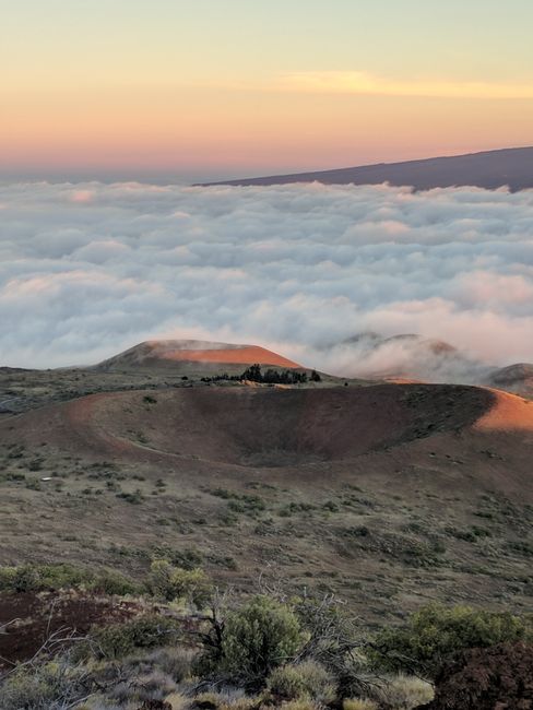 Hawái en 12 días: cómo combinar islas sin perder tiempo Paisaje volcánico de Hawái al atardecer