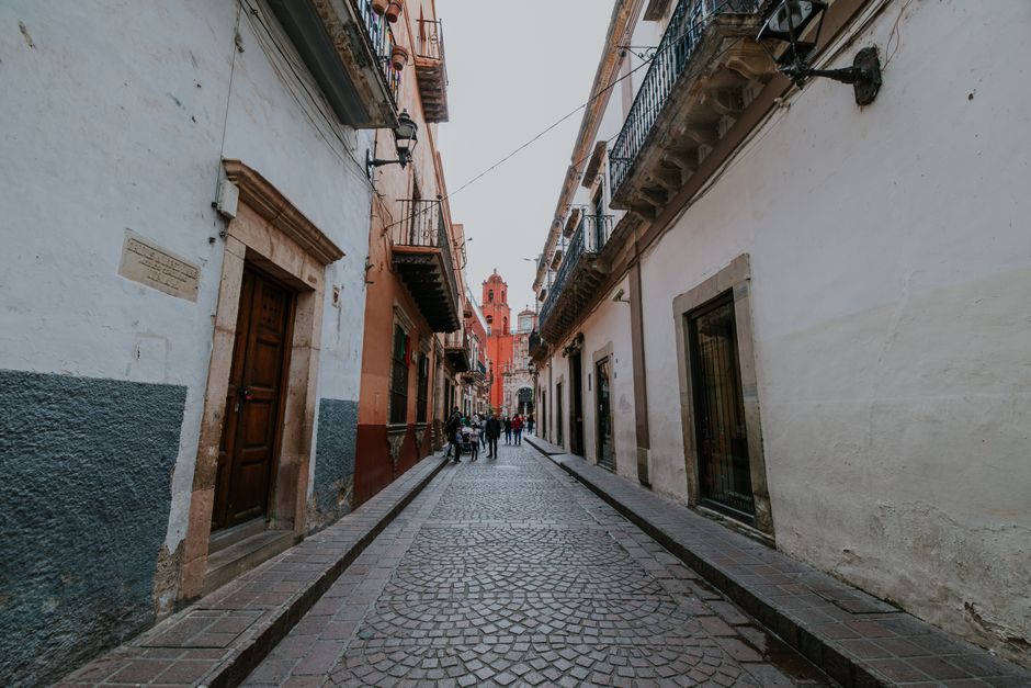 Calle colonial en un pueblo de México con arquitectura colorida