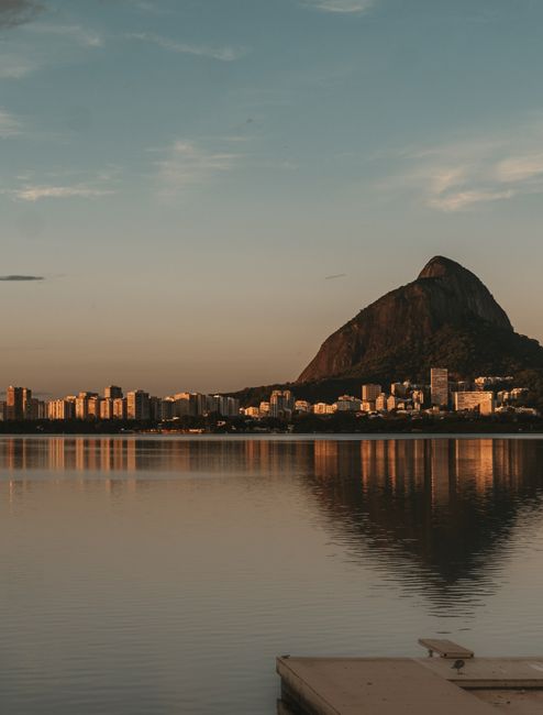 Brasil en 12 días: Río, Iguazú y playas con encanto Brasil en 12 días: panorámica de Río de Janeiro con el Pan de Azúcar al atardecer