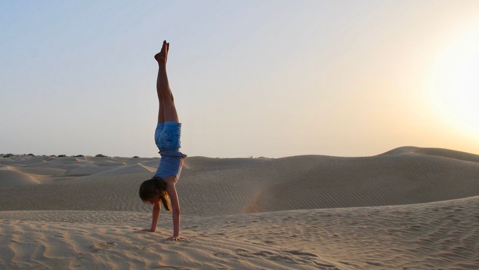 Omán en 8 días: desierto, wadis, montañas y costa Dunas del desierto en Omán al amanecer — Omán en 8 días
