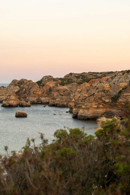 Acantilados y playa en el Algarve al atardecer