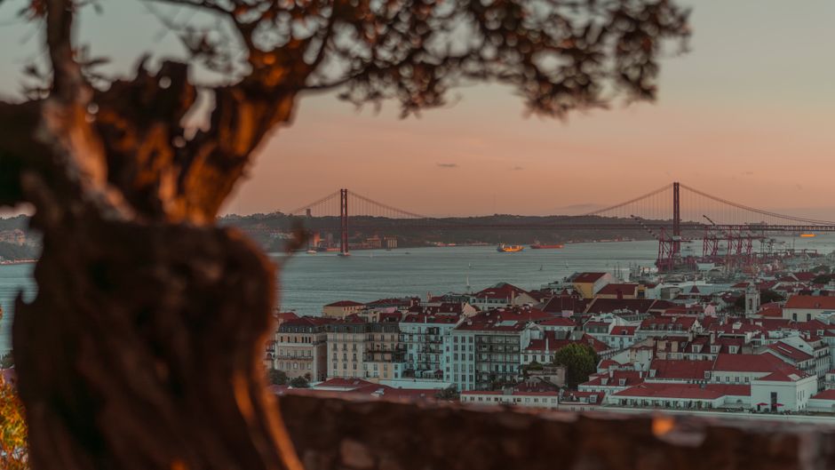 Panorámica de Lisboa junto al río Tajo al atardecer — Portugal en coche 7 días