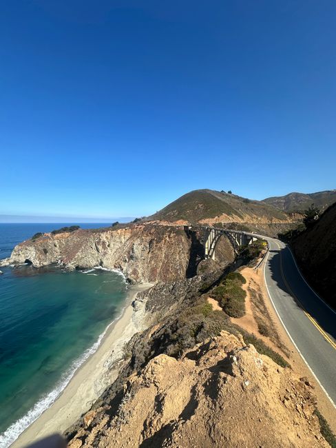 Costa Oeste Estados Unidos 12 días: ciudades, parques y carretera Carretera costera en la Costa Oeste Estados Unidos, evocando una ruta de 12 días