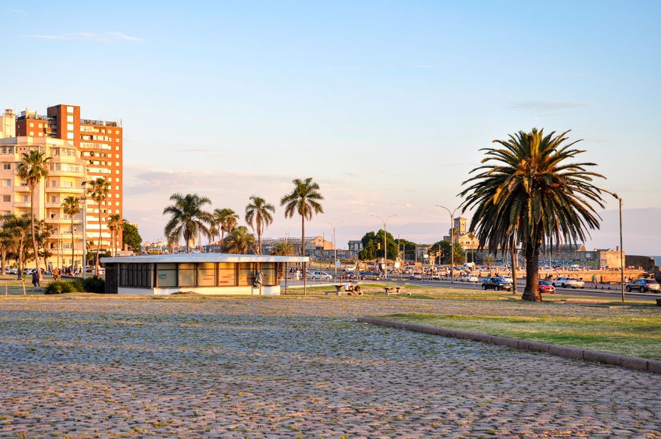 Atardecer en la rambla de Montevideo, evocando un viaje por Uruguay en 7 días