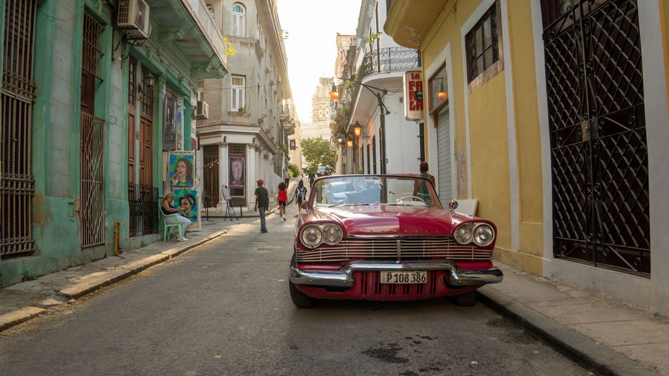 Cuba en 10 días: La Habana, Viñales, Trinidad y playa Coche clásico en una calle de La Habana — Cuba en 10 días