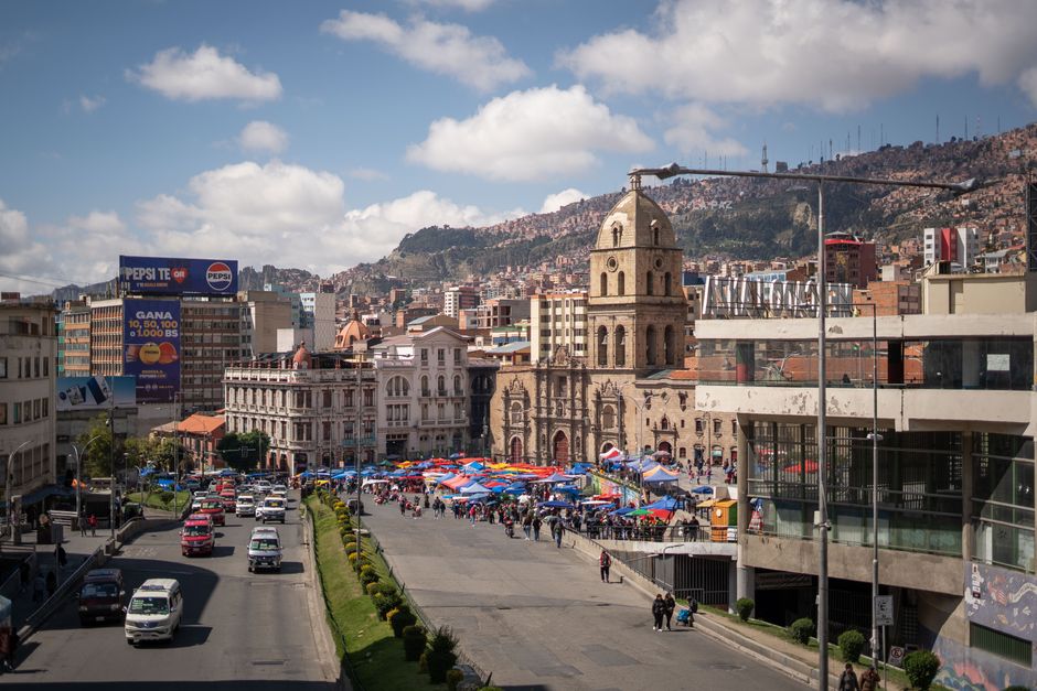 Mercado tradicional en La Paz, altiplano boliviano