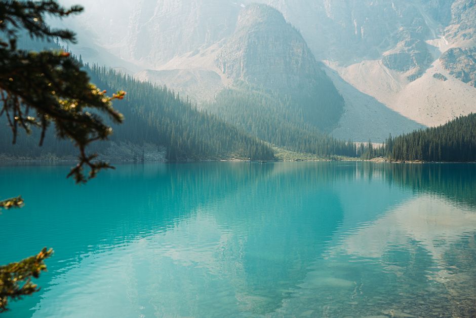 Canadá en 12 días: Rocosas, Vancouver y lagos turquesa Lago turquesa en las Rocosas canadienses, evocador de un viaje Canadá en 12 días