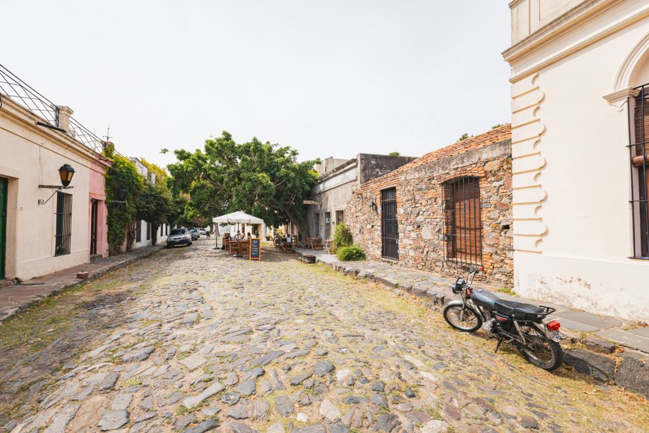 Calle empedrada en Colonia del Sacramento, Uruguay