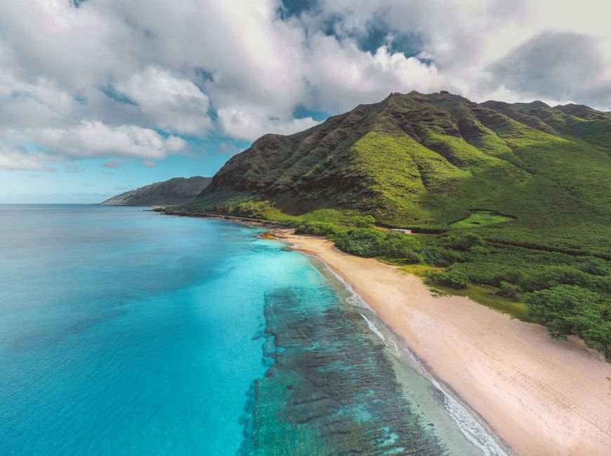 Hawái en 12 días: cómo combinar islas sin perder tiempo Costa y playas de Hawái vistas desde el aire