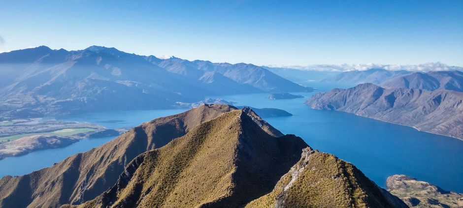 Nueva Zelanda en 15 días: ruta por las islas Norte y Sur Lago Wanaka y montañas en Nueva Zelanda, paisaje alpino