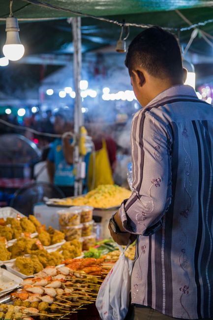 Camboya en 8 días: Angkor, Phnom Penh y ritmo tranquilo Mercado y puestos de comida en Phnom Penh, Camboya