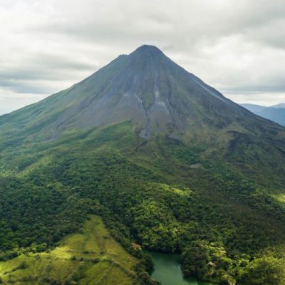 Vista aérea de volcán y bosque en Costa Rica