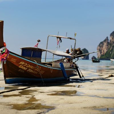 Barca tradicional en una playa de Tailandia al atardecer