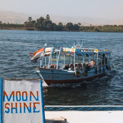 Crucero por el Nilo al amanecer en Luxor, Egipto